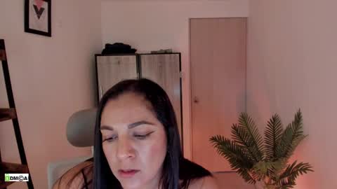 Snapshot of pink_kitten_ chatting on April 2026 06:10:01 PM Eli online show from April 2026 06:10:01 PM