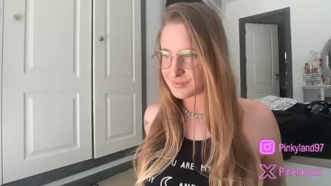 Snapshot of pinkladyx2 chatting on May 2026 01:18:01 PM pinkladyx2 online show from May 2026 01:18:01 PM