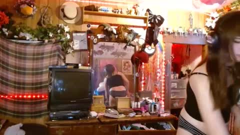 Izzy online show from December 2024 07:11:01 PM