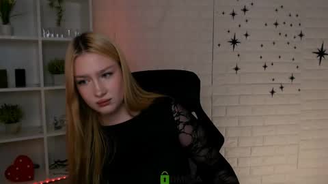 Snapshot of playful_sophie chatting on May 2026 07:33:02 PM Sophie online show from May 2026 07:33:02 PM