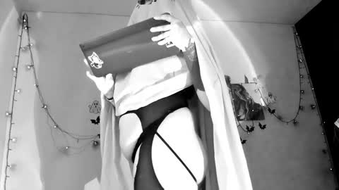 Snapshot of poison_willow chatting on October 2025 05:33:01 PM Willow Hours 12pm to 630pm Colombian time FRIDAY AND SUNDAY FREE DAYS online show from October 2025 05:33:01 PM