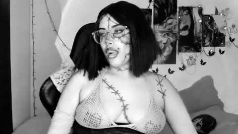 Snapshot of poison_willow chatting on October 2025 05:46:02 PM Willow Hours 12pm to 630pm Colombian time FRIDAY AND SUNDAY FREE DAYS online show from October 2025 05:46:02 PM