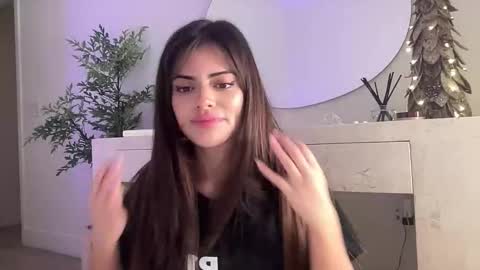 Selena online show from December 2025 01:43:01 AM