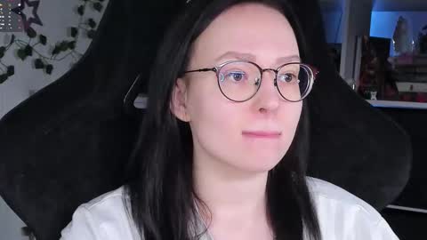 Robyn online show from November 2025 04:36:01 PM