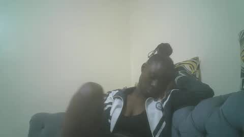 prettiest_doll online show from December 2025 01:00:01 AM