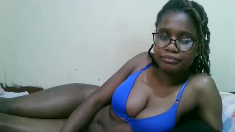 pretty_mellan online show from February 2025 10:37:01 PM