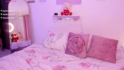 Snapshot of pretty_pettite chatting on April 2026 01:42:02 AM pretty_pettite online show from April 2026 01:42:02 AM