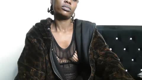 Vee online show from November 2025 06:03:02 PM