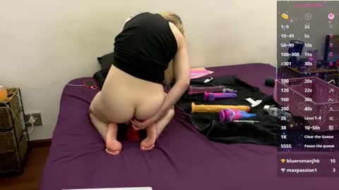 Kiki online show from September 2025 07:59:01 PM