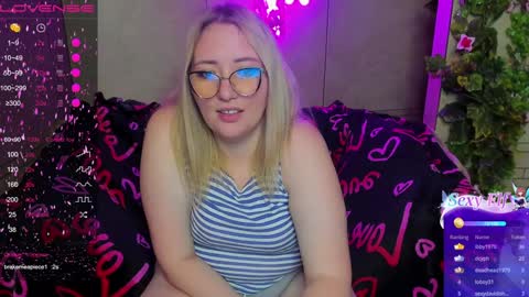 Snapshot of puffybun chatting on December 2024 03:31:02 AM puffybun online show from December 2024 03:31:02 AM