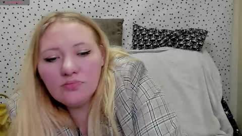 Snapshot of puffybun chatting on March 2026 05:02:01 AM puffybun online show from March 2026 05:02:01 AM