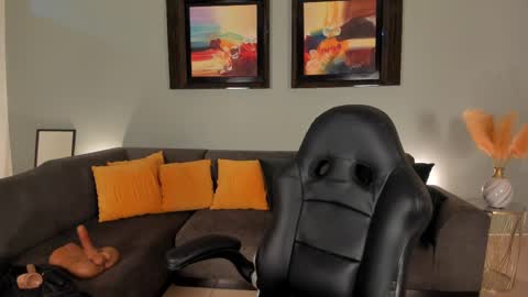 Pui Yee  online show from March 2025 09:57:01 AM