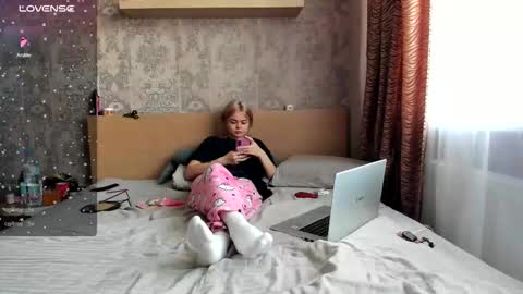 Katty online show from October 2025 12:35:01 PM