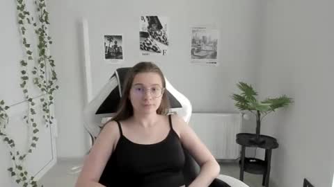 Snapshot of queen_amelie chatting on June 2026 07:55:01 AM Amelie online show from June 2026 07:55:01 AM