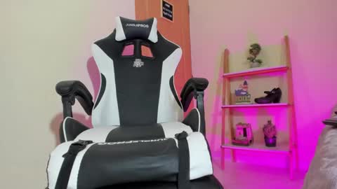 Snapshot of queen_esthefi chatting on January 2025 03:58:01 PM Your Queen Esthefi online show from January 2025 03:58:01 PM