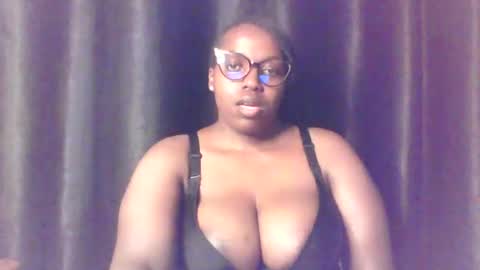 Snapshot of queen_melanine chatting on June 2026 02:33:01 PM QUEEN online show from June 2026 02:33:01 PM