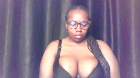Snapshot of queen_melanine chatting on June 2026 04:01:01 AM QUEEN online show from June 2026 04:01:01 AM