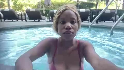 Queenquinn online show from November 2025 05:15:02 PM