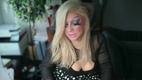 ViVaLuvLicious online show from December 2025 07:31:01 PM