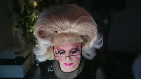 Snapshot of qweenviva chatting on December 2025 06:00:01 AM ViVaLuvLicious online show from December 2025 06:00:01 AM