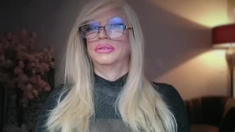 Snapshot of qweenviva chatting on February 2026 01:45:01 AM ViVaLuvLicious online show from February 2026 01:45:01 AM