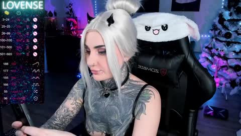 Snapshot of rachelqueen_ chatting on January 2025 05:19:01 PM Miko Pleasee help me get 100 likes online show from January 2025 05:19:01 PM