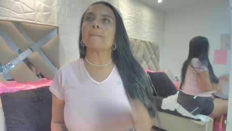 Snapshot of raquel_moore chatting on February 2026 04:11:02 PM Raquel Moore online show from February 2026 04:11:02 PM