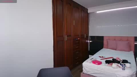 Raquel online show from September 2025 06:52:02 PM