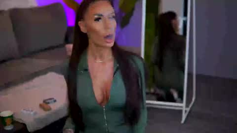 Raquelle online show from December 2025 09:39:02 AM