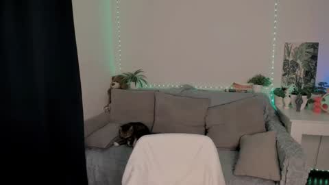 Mia online show from September 2025 07:42:01 AM