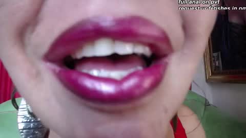 Snapshot of redroomxx chatting on February 2026 05:07:02 PM MIA online show from February 2026 05:07:02 PM