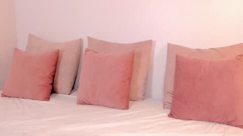 Regina  online show from November 2025 10:32:02 PM