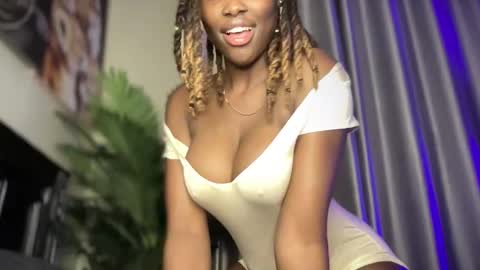 reina77xo online show from May 2026 05:07:01 PM