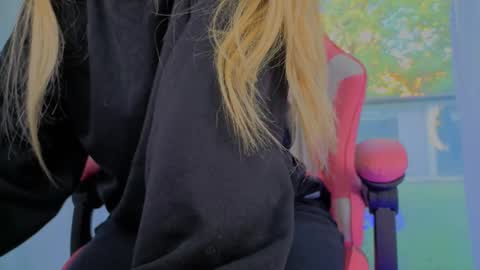 reina cummings online show from September 2025 05:46:01 AM