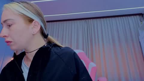 reina cummings online show from November 2025 07:03:02 AM