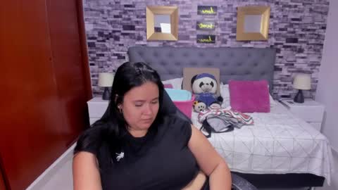 Snapshot of reina_loren chatting on May 2026 05:01:02 AM reina_loren online show from May 2026 05:01:02 AM