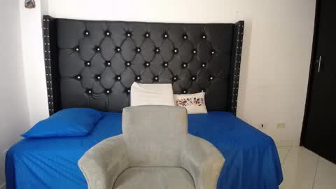 Renata Salinas online show from April 2026 12:44:01 AM