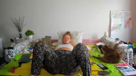 Anna - not anna - right Anna  online show from October 2025 12:04:02 PM