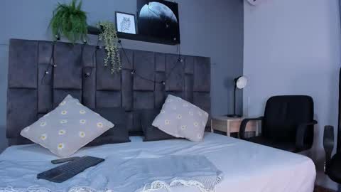 RIRI  online show from November 2025 11:49:02 AM