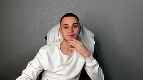 robert10211 online show from December 2025 06:24:02 PM