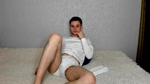 robert10211 online show from April 2026 06:05:01 PM