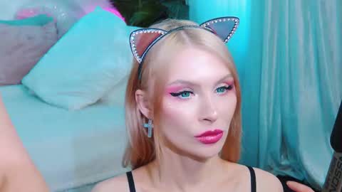 Snapshot of rockstarsgames chatting on September 2025 09:36:02 AM Lina and Den online show from September 2025 09:36:02 AM