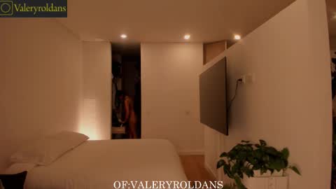 Valery Roldans online show from November 2025 04:14:02 AM