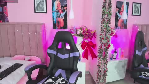 Snapshot of rolyloren chatting on December 2024 07:15:02 PM Marcela online show from December 2024 07:15:02 PM