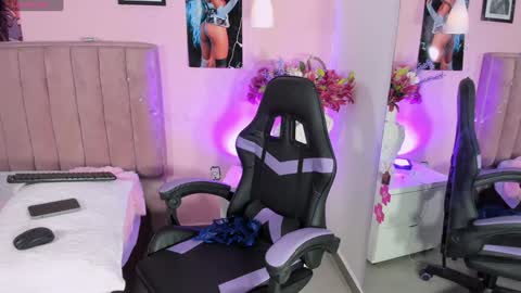 Snapshot of rolyloren chatting on January 2025 03:32:01 PM Marcela online show from January 2025 03:32:01 PM