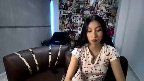 Snapshot of roseandviktor23 chatting on October 2025 01:39:02 AM Rose Sins and Don Viktor online show from October 2025 01:39:02 AM