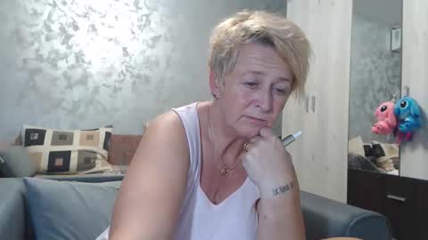 Snapshot of roses_and_lillies chatting on October 2025 04:20:02 PM Lovepinklilly online show from October 2025 04:20:02 PM