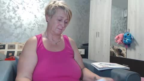 Snapshot of roses_and_lillies chatting on October 2025 04:51:01 PM Lovepinklilly online show from October 2025 04:51:01 PM