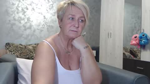 Snapshot of roses_and_lillies chatting on October 2025 06:01:01 PM Lovepinklilly online show from October 2025 06:01:01 PM