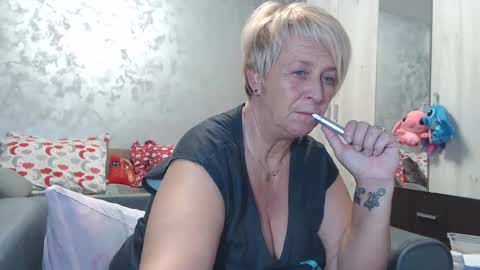 Snapshot of roses_and_lillies chatting on October 2025 05:04:02 PM Lovepinklilly online show from October 2025 05:04:02 PM